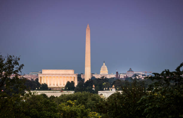 Lincoln Memorial Washington Dc: Lincoln Memorial and the Washington Monument on the National Mall in Washington DC USA. The Lincoln Memorial is an American national monument built to honor the 16th President of the United States, Abraham Lincoln. It is located on the western end of the National Mall in Washington, D.C., across from the Washington Monument which is an obelisk on the National Mall built to commemorate George Washington. washington dc slavery the mall lincoln memorial stock pictures, royalty-free photos & images