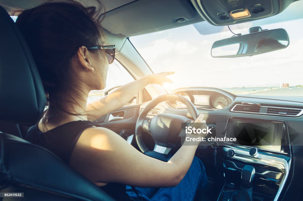vue arrière d’une fille cool lunettes de soleil au volant de voiture - Photo de Conduire libre de droits