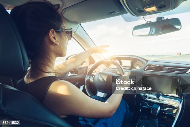 Photo libre de droit de Vue Arrière Dune Fille Cool Lunettes De Soleil Au Volant De Voiture banque d'images et plus d'images libres de droit de Conduire