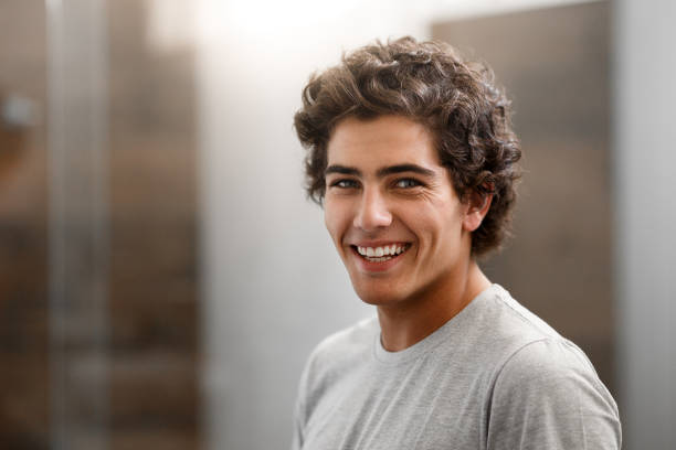 portrait d’un jeune garçon souriant dans la salle de bain - jeunes garçons photos et images de collection