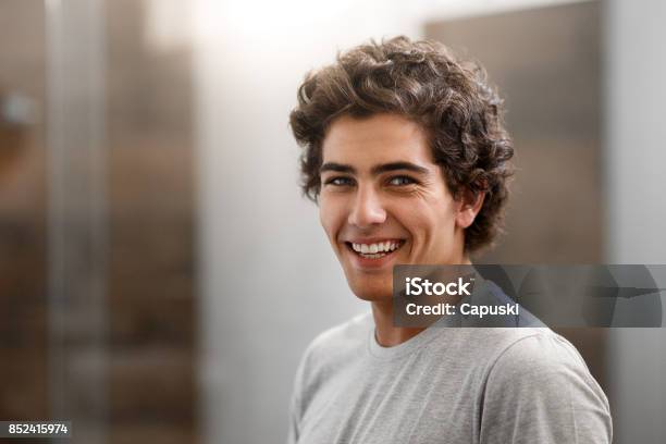 Ritratto Di Un Ragazzo Sorridente In Bagno - Fotografie stock e altre immagini di Adolescente - Adolescente, Sorridere, Ragazzi adolescenti