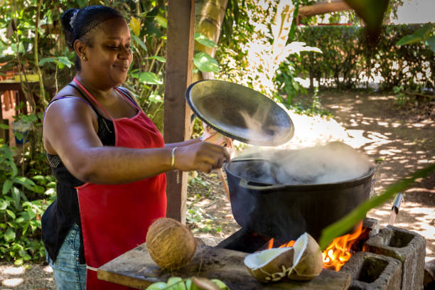 в коста-рике женщина готовит бобы - limon province стоковые фото и изображения