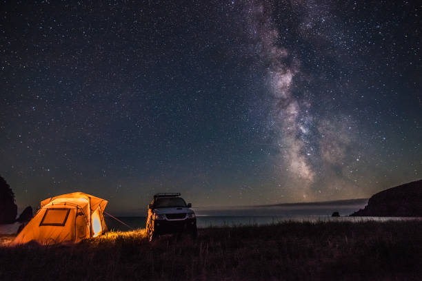 camping am meer küste in der nacht mit milchstraße tourist - personal land vehicle audio stock-fotos und bilder