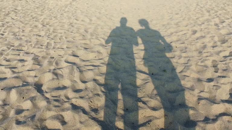 Pareja de jóvenes amantes caminando por la playa con sombras romántico en la arena descarga videos de stock gratis y clips de Largo - Longitud Pareja de jóvenes amantes caminando por la playa con sombras romántico en la arena descarga videos de stock gratis y clips de Largo - Longitud