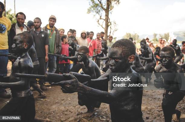 Baiyer Barnsoldater-foton och fler bilder på Papua Nya Guinea - Papua Nya Guinea, Mt Hagen, Människor