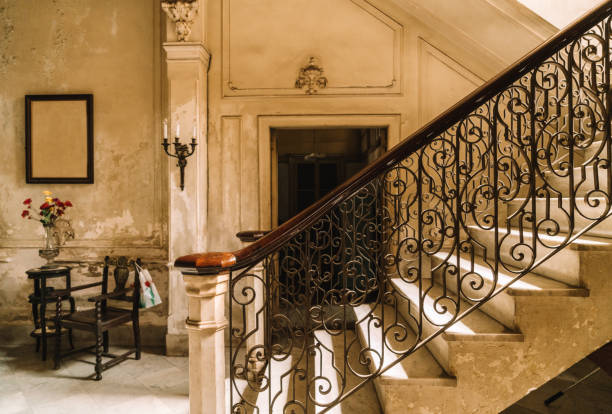 escalier d’une villa coloniale à la havane, cuba - staircase old fashioned antique architectural feature photos et images de collection