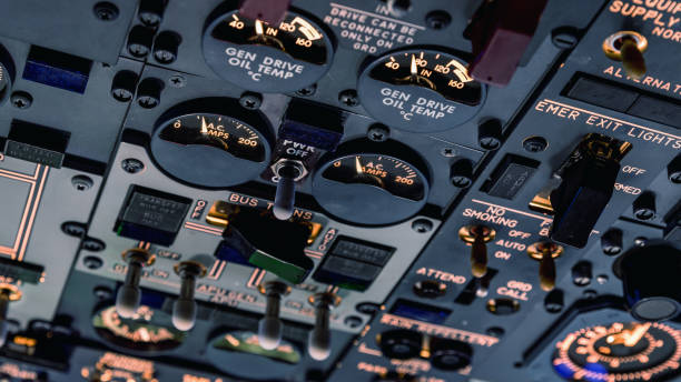 vue détaillée de l’ensemble des interrupteurs dans une gros avion de ligne. mise au point sélective. faible éclairage depuis un cockpit avion de contrôle dans le dark vintage, détails sur le poste de pilotage intérieur - cockpit airplane aerospace industry control photos et images de collection