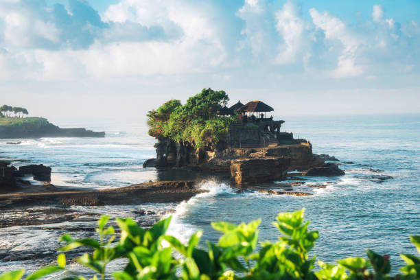 tanah lot, tempio dell'acqua di bali - travel destinations bali tanah lot temple foto e immagini stock