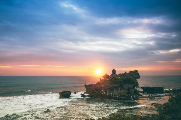 tramonto nel tanah lot, tempio dell'acqua di bali - travel destinations bali tanah lot temple foto e immagini stock