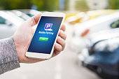 handy-parken-app-auf-dem-smartphonebildschirm-mann-der-smartphone-mit-parkplatz-anwendung-in.jpg?b=1&s=170x170&k=20&c=iqFXWwC6_IJmOTKMTYoFQfOkkbZhI85L_YUXuFuCUS4=