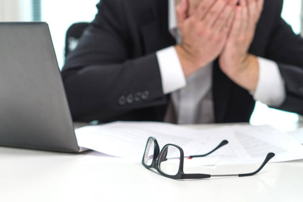 souligne l’homme d’affaires couvrant le visage avec les mains dans le bureau. au fil du temps de travail ou de trop. problème avec défaut affaires ou confusion avec la crise. entrepreneur en faillite. épuisement et surmenage. - face time photos et images de collection