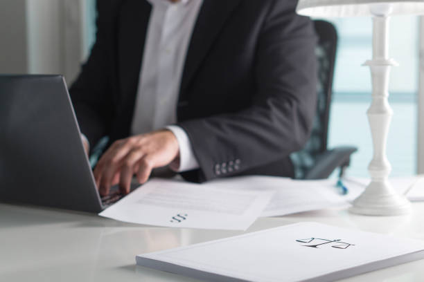 skala und gerechtigkeit unterzeichnen auf stapel papier. rechtsanwalt im büro arbeiten. anwalt ein juristisches dokument mit laptop-computer zu schreiben. recht feste und business-konzept. - clause stock-fotos und bilder