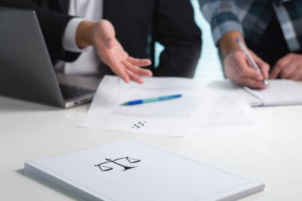 equipe em lei firme trabalhando no escritório. advogados, discutindo e escrevendo. pessoas de negócios tendo reunião legal. pilha de papel na mesa com o símbolo de escala e de justiça. - teamwork concepts article communication - fotografias e filmes do acervo