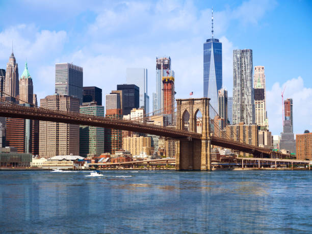 skyline de lower manhattan de new york city - brooklyn bridge photos et images de collection