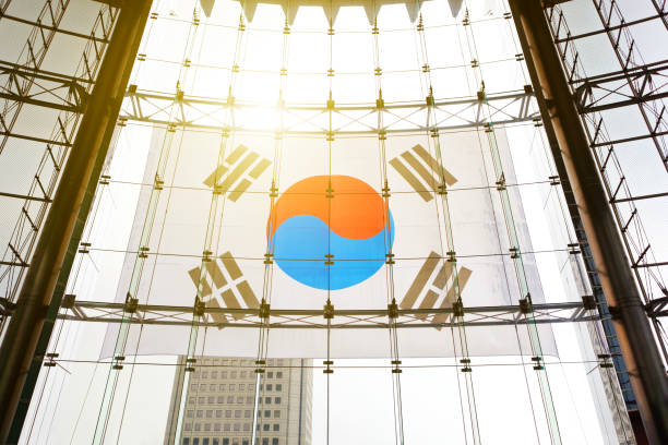 pavillon sud-coréen tendue sur un mur de verre avec flare soleil visible - streched out photos et images de collection