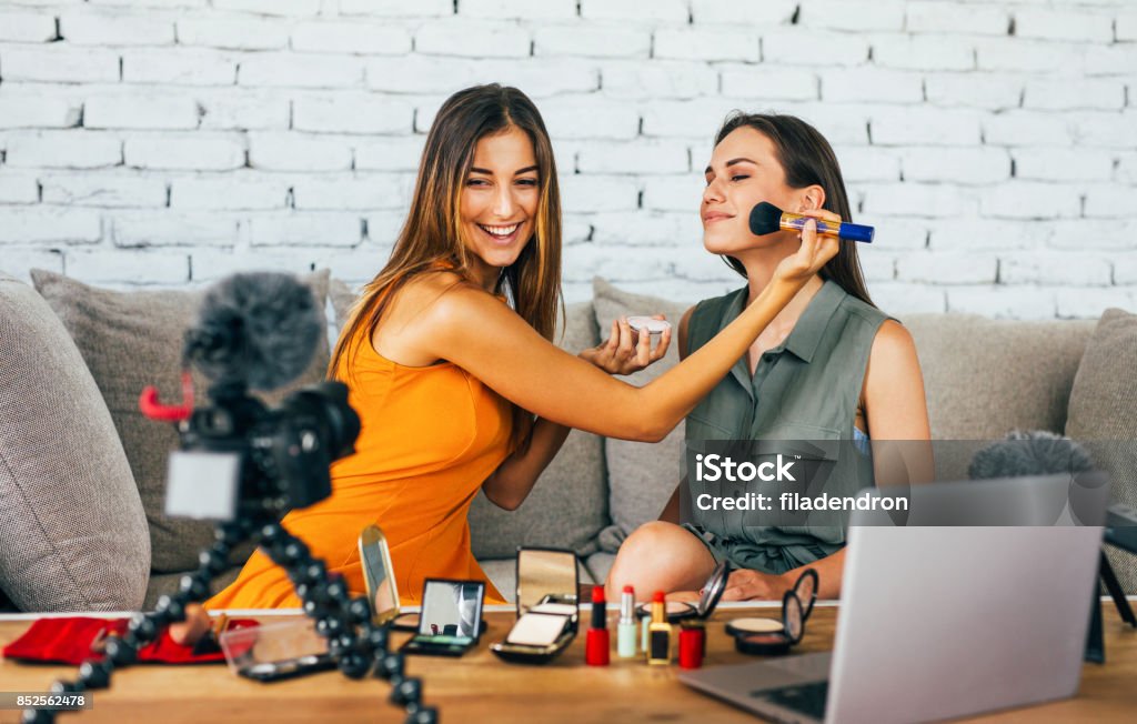 Kvinnor gör en make-up vlog - Royaltyfri Makeupartist Bildbanksbilder