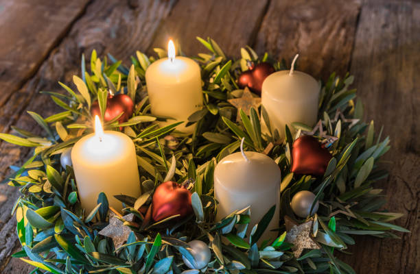 corona dell'avvento con due candele accese - advent wreath foto e immagini stock