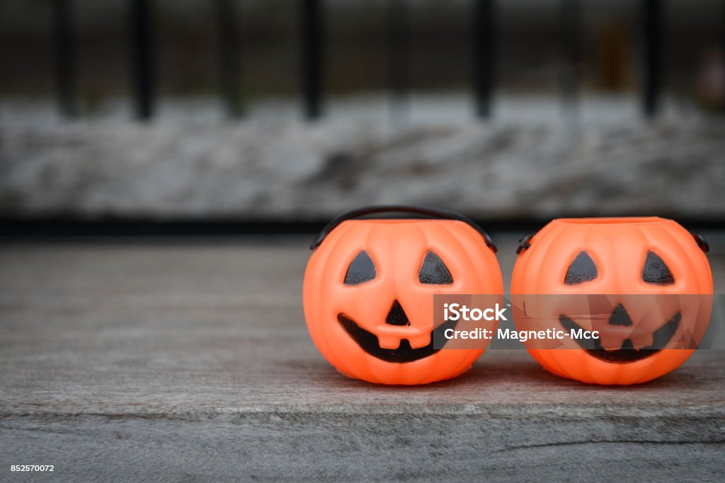 Plástico De Calabazas De Halloween Para Poner Dulces En Thw Madera Foto de  stock y más banco de imágenes de Alegre - iStock