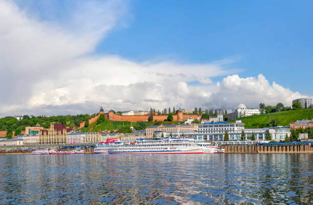 panorama do kremlin de níjni novgorod e aterro. nizhny novgorod, rússia - oka river - fotografias e filmes do acervo