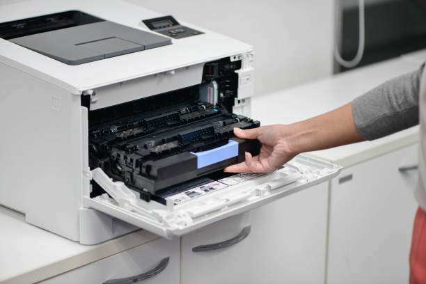 femme d’affaires est recharger les cartouches d’imprimante laserjet - laserjet photos et images de collection