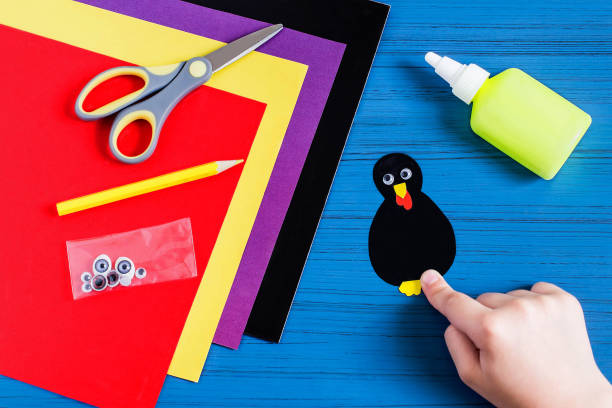 istock Making souvenir by Thanksgiving: turkey made of paper. Step 4 852585054