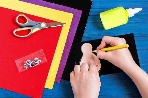 istock Making souvenir by Thanksgiving: turkey made of paper. Step 2 852585060