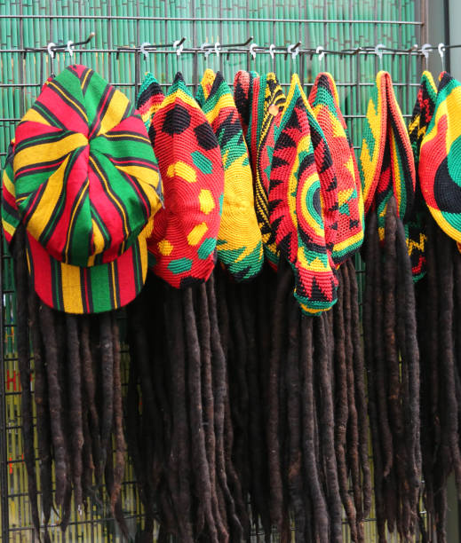 コスチュームの販売のためのジャマイカの国旗の色の帽子 - ミュージシャン ボブ・マーリー 写真 ストックフォトと画像