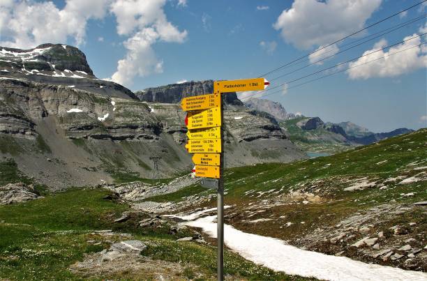 la beauté naturelle de la gemmi et les alpes de wallis, suisse - gemmi photos et images de collection