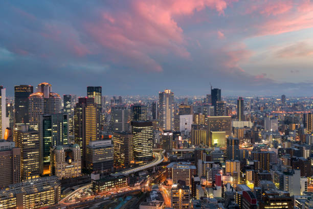 osaka innenstadt skyline bei dem wahrzeichen umeda bezirk in osaka, japan. - umeda stock-fotos und bilder