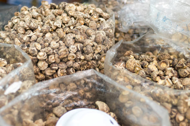 Cтоковое фото Сушеные грибы в полиэтиленовом пакете на продажу.