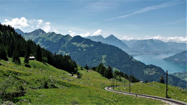 los ferrocarriles de montaña excepcionalmente espectacular de la región del jungfrau en los alpes berneses, suiza - interlaken railroad station train rural scene fotografías e imágenes de stock