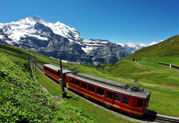 los ferrocarriles de montaña excepcionalmente espectacular de la región del jungfrau en los alpes berneses, suiza - interlaken railroad station train rural scene fotografías e imágenes de stock