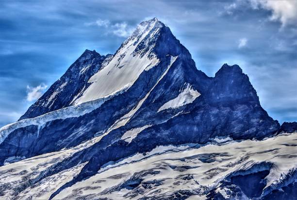 as pistas e a cimeira do schreckhorn nos altos picos de bernese oberland, suíça - schreckhorn - fotografias e filmes do acervo