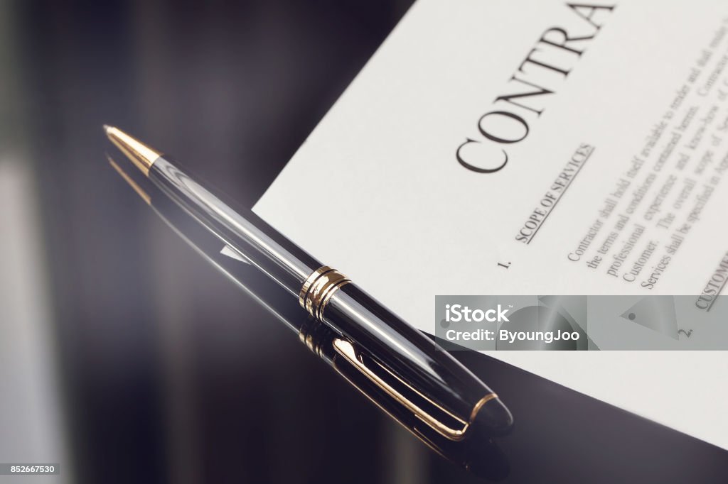 documentos del contrato y la pluma en el escritorio negro, conceptos de negocios - Foto de stock de Contrato libre de derechos