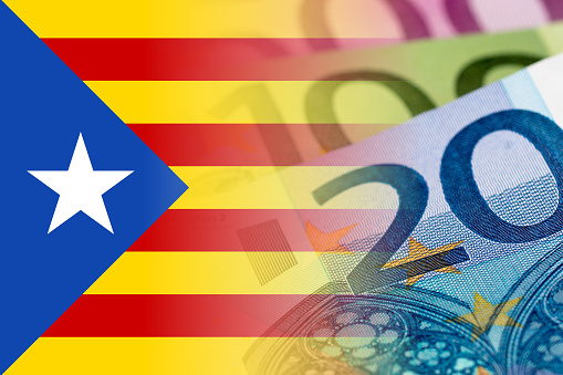 Bandera de Cataluña con billetes en euros photo