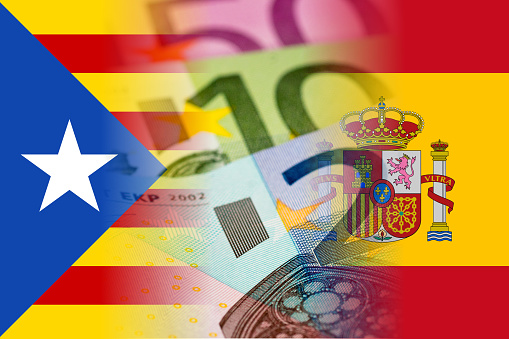 banderas de Cataluña y España con billetes en euros photo