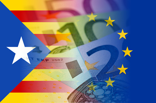 banderas de Cataluña y la Unión Europea con billetes en euros photo