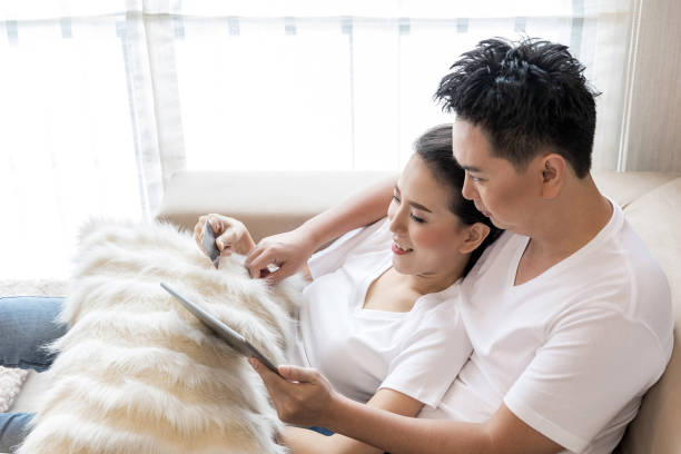 istock Couple shopping online at home 852691056
