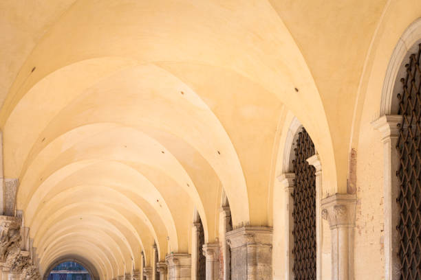 istock Gallery prospective in Venice - Italy 852691128