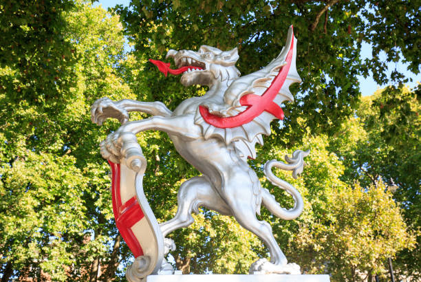 dragons ont gardait l’entrée de la ville de londres depuis de the 17th century, c’est an iconic landmark on the victoria embankment, london, 2017 - english flag st george flag flying photos et images de collection