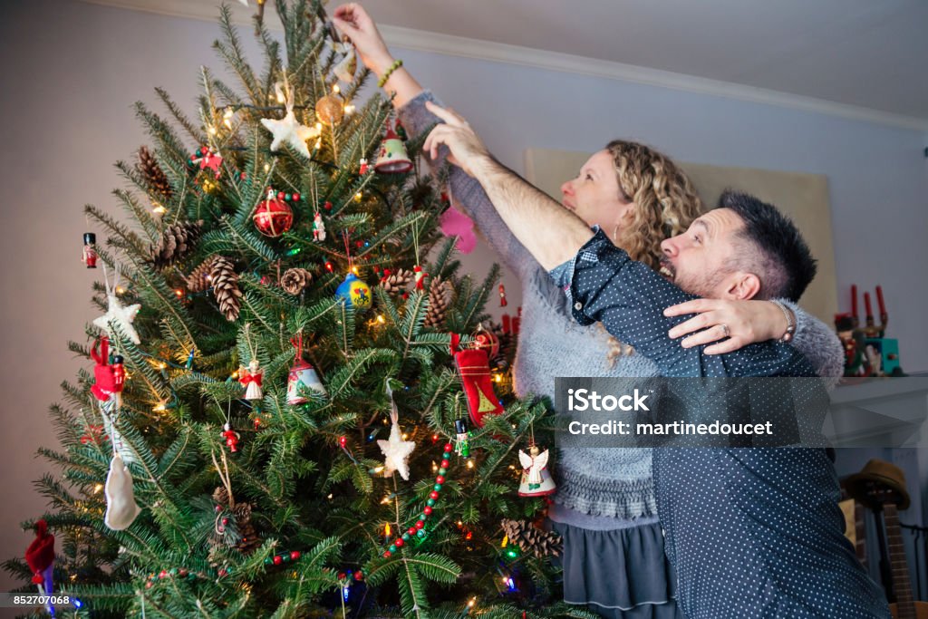 Älteres paar dekorieren Weihnachtsbaum zu Hause. - Lizenzfrei Dekorieren Stock-Foto