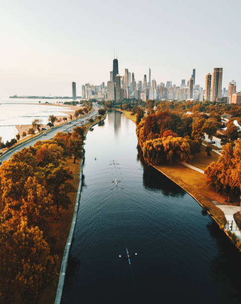 automne horizon de chicago - chicago aerial photos et images de collection