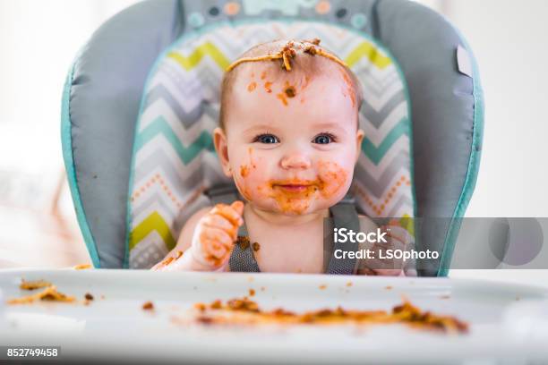 Foto de Bebê Comendo O Jantar E Fazer Uma Bagunça e mais fotos de stock de Bebê - Bebê, Comer, Criança