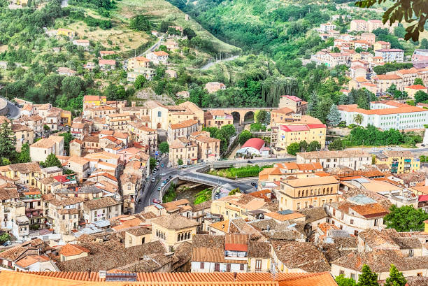 vista panoramica sulla città di cosenza e sul fiume crathis, italia - italy calabria ancient city foto e immagini stock