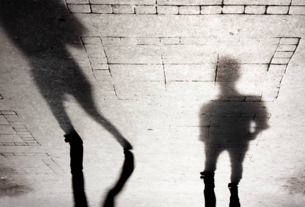 теневой силуэт двух человек - focus on shadow shadow walking people стоковые фото и изображения