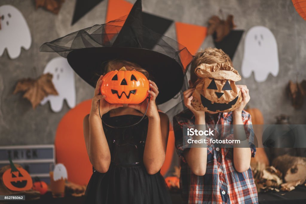 Bambini che giocano con la decorazione di Halloween - Foto stock royalty-free di Halloween