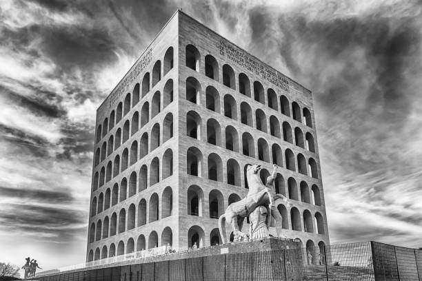 le palazzo della civilta italiana, aka place du colisée, rome, italie - civilta photos et images de collection