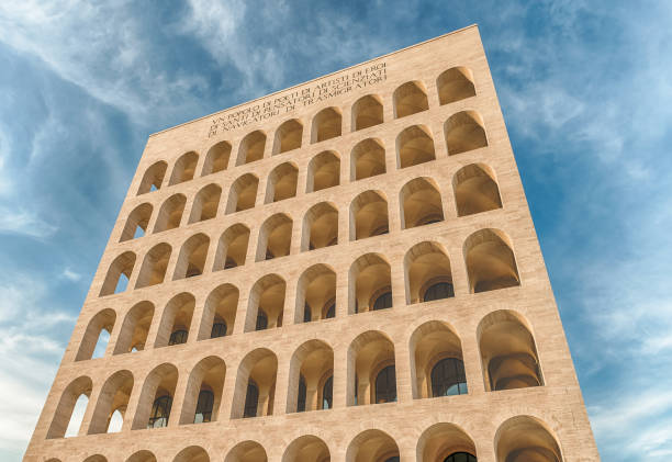 o palazzo della civilta italiana, também conhecido como praça coliseu, roma, itália - civilta - fotografias e filmes do acervo