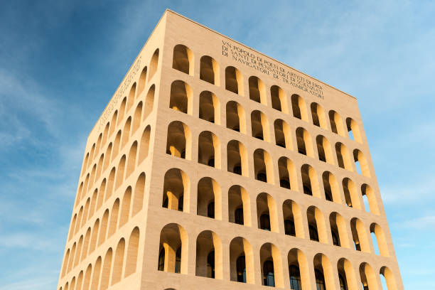 o palazzo della civilta italiana, também conhecido como praça coliseu, roma, itália - civilta - fotografias e filmes do acervo