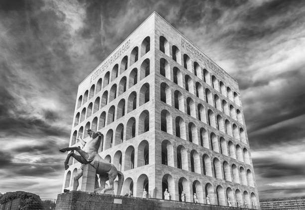 o palazzo della civilta italiana, também conhecido como praça coliseu, roma, itália - civilta - fotografias e filmes do acervo